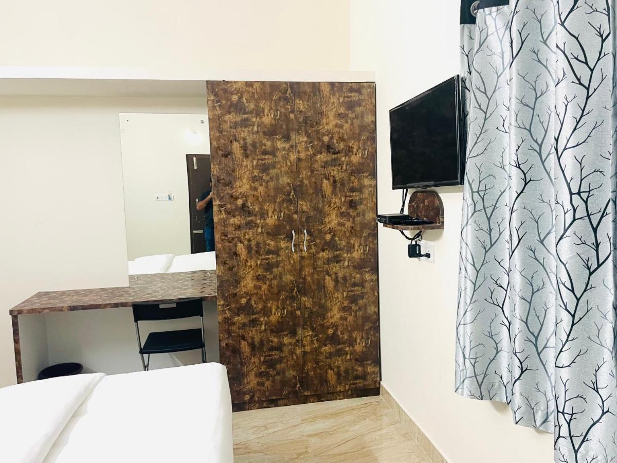 Lsr Service Apartments Tirupati Bagian luar foto
